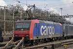 Re 482 032-0 wartet beim Güterbahnhof Muttenz auf den nächsten Einsatz.