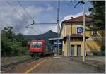 Die SBB Re 484 003 fährt mit einer RoLa Freiburg - Novara durch den Bahnhof von Vogogna.