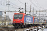 Doppeltraktion, mit den Loks 484 021-1 und 484 018-7 durchfahren den Bahnhof Pratteln.