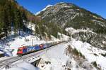 Re 484 005 + Re 484 0xx mit einem KLV am 11.02.2015 bei Wassen.