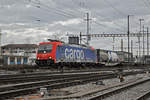 Re 484 016-1 durchfährt den Bahnhof Pratteln.