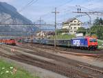 Die SBB Cargo-Re 484 020 am 8. September 2007 mit einem gemischten Gotthard-Zug bei Erstfeld. Links auf dem Festplatz zum 125 Jahr Gotthardbahn-Jubiläum die Bm 4/4 18437 mit einem Lösch- und Rettungszug.