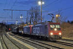 Re 620-Dienste zum Stahlwerk Gerlafingen fangen an zu bröckeln.
Schon seit einigen Wochen haben von SBB Cargo International übernommene  Re 484 die robusten Re 620 aus dem Frühdienst verdrängt.
Am frühen Morgen noch bei Dunkelheit standen am 18. Februar 2022  die Re 484 005 und Re 484 001  in Gerlafingen zur Abfahrt bereit.
Foto: Walter Ruetsch 