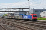 Re 484 010-4 durchfährt den Bahnhof Rupperswil.