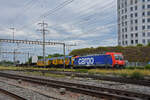 Re 484 006-2 durchfährt den Bahnhof Pratteln.