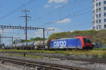 Re 484 012-0 durchfährt den Bahnhof Pratteln.