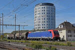 Re 484 017-9 durchfährt am 10.10.2022 den Bahnhof Pratteln.