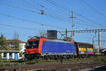 Re 484 013-8 durchfährt am 25.10.2022 den Bahnhof Pratteln.