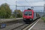 Mit einem gemischten Güterzug durchfährt Re 484 014 die Station Müllheim-Wigoltingen in Richtung Frauenfeld (02.11.2022)