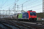 Re 484 012-0 durchfährt am 22.12.2022 den Bahnhof Pratteln.