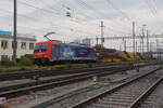 Re 484 011-2 durchfährt am 13.10.2022 den Bahnhof Pratteln.