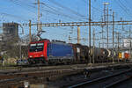 Re 484 015-3 durchfährt am 21.02.2023 den Bahnhof Pratteln.