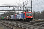 Doppeltraktion, mit den Loks 484 019-5 und 484 05-4 durchfährt am 17.02.2023 den Bahnhof Möhlin.