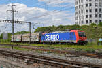 Re 484 002-1 durchfährt am 12.05.2023 den Bahnhof Pratteln.