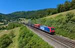 Re 484 010 mit einem Güterzug am 07.06.2023 bei Schinznach Dorf.