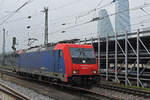 Re 484 017-9 durchfährt am 29.02.2024 den badischen Bahnhof.