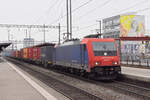 Re 484 017-9 durchfährt am 29.02.2024 den Bahnhof Pratteln.