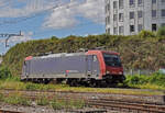 Re 484 013-8 durchfährt am 22.07.2024 solo den Bahnhof Pratteln.