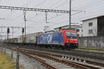 Re 484 014-6 durchfährt am 17.01.2025 den Bahnhof Rheinfelden.