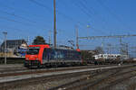 Re 484 011-2 durchfährt am 05.02.2025 den Bahnhof Kaiseraugst.