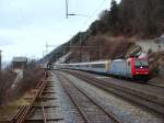 Re 484 013 SR mit CIS Basel-Milano bei der Durchfahrt in Hohtenn am 1.12.2007