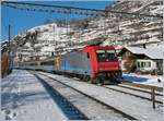 Die SBB Re 484 016-1 mit EC 131 auf der BLS Bergstrecke bei Ausserberg am 17.