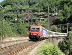 Der zurzeit zuverlssigste EC am Gotthard: Die Re 484 019-5 verlsst am 15.07.11 mit dem EC 15 den unteren Biaschina-Kehrtunnel.