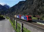 Die Re 484 017 und die Re 484 021 mit einem Containerzug am 25.04.2012 unterwegs bei Silenen.