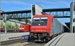 Die von der SBB an Cisalpino vermietete Re 484 013-8 mit den CIS-EC 131 von Basel SBB nach Milano beim Halt in Spiez, während links im Bild die DB 185 nach der Überholung durch den EC auf