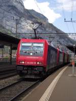 Re 484 009 durchläuft mit einem Lokzug den Bahnhof Erstfeld Richtung Göschenen am 24.04.2014.