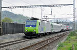 Re 485 015-2 durchfährt den Bahnhof Gelterkinden.