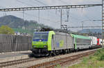 Re 485 011-1 durchfährt den Bahnhof Gelterkinden.