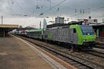 Durchfahrt am 14.10.2015 von Re 485 012-9 mit einer RoLa (Novara - Freiburg (Brsg) Rbf) über Gleis 1 durch den Badischen Bahnhof von Basel in Richtung Basel Bad Rbf.