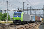 Doppeltraktion, mit den Loks 485 012-9 und 186 103-8, durchfahren den Bahnhof Pratteln.