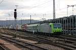 Mit einer RoLa (Novara - Freiburg (Brsg) Rbf) fuhr am 13.01.2016 die Re 485 004-6 über Gleis 1 durch den Badischen Bahnhof von Basel in Richtung Basel Bad Rbf.