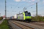 Durchfahrt am 04.05.2016 von Re 485 012-9 mit einer RoLa (Freiburg (Brsg) Rbf - Novara) durch die Gleisanlagen von Müllheim (Baden) in Richtung Basel Bad Rbf.