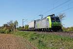 Mit einer RoLa (Novara - Freiburg (Brsg) Rbf) fuhr am 05.05.2016 die Re 485 020-2 bei Scherzingen in Richtung Norden und wird gleich in den Zielbahnhof ankommen.