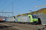 Doppeltraktion, mit den Loks 485 001-2 und 186 110-3, durchfahren den Bahnhof Gelterkinden.