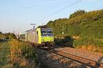 Am 09.09.2016 bespannte Re 485 018-6 eine RoLa (Freiburg (Brsg) Rbf - Novara), als sie kurz nach dem Startbahnhof am Abzweig Leutersberg vorbei gen Schweizer Grenze fuhr.