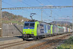 Doppeltraktion, mit den Loks 485 009-5 und 485 013-7, durchfahren den Bahnhof Gelterkinden.