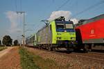 Mit einer RoLa (Freiburg (Brsg) Rbf - Novara Boschetto) fuhr am 13.09.2016 die Re 485 013-7 bei Müllheim (Baden) in Richtung Basel.