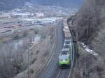 Zwei Re 485 fahren mit dem Ambroggio-Gterzug die Ltschberg-Sdrampe hinunter.Das Bild entstand kurz vor Brig am 5.1.2007.Im Hintergrund das Depot der Matterhorn-Gotthard-Bahn  