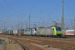 Doppeltraktion, mit den Loks 485 014-5 und 186 104-6 durchfahren den Badischen Bahnhof.