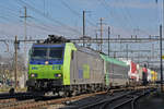 Re 485 015-2 der BLS durchfährt den Bahnhof Pratteln.