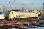 Re 485 010-3, welche am 18.01.2017 in der Abendsonne im Badischen Bahnhof von Basel abgestellt stand und auf ihre nächste Leistung wartete.