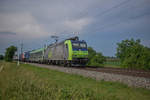 485 016 bringt am Abend des 05.06.18 eine RoLa nach Novara, hier kurz hinter Buggingen.