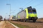 Mit einer RoLa (Freiburg (Brsg) Rbf - Novara Boschetto) war am 27.03.2017 die Re 485 016-0 nördlich von Müllheim (Baden) in Richtung Schweizer Grenze unterwegs.