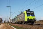 Am 28.03.2017 fuhr Re 485 002-0 mit einer RoLa (Freiburg (Brsg) Rbf - Novara Boschetto), den sie bis Domodossola bespannt, nördlich von Müllheim (Baden) über die KBS 703 in Richtung