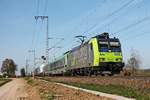 Mit einer RoLa (Freiburg (Brsg) Rbf - Novara Boschetto) fuhr am 06.04.2017 die Re 485 005-3 bei Müllheim (Baden) mit den Lkw´s und Truckers in Richtung Basel.