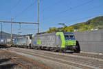 Re 485 014-5 der BLS durchfährt den Bahnhof Gelterkinden.